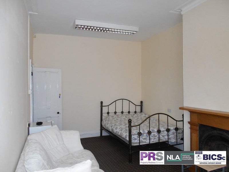 Room Hallfield Road in Bradford