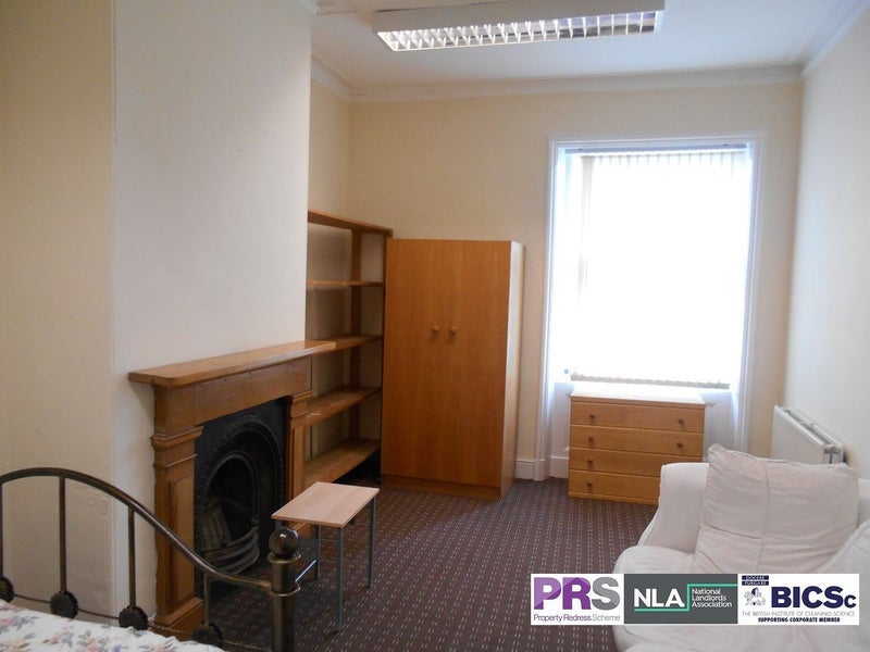 Room Hallfield Road in Bradford