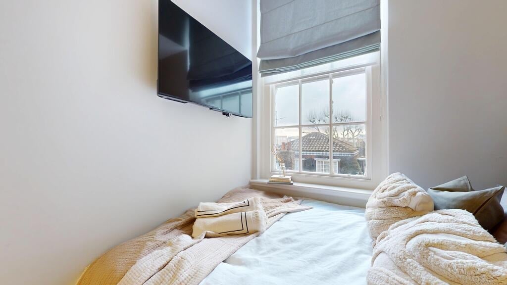 Flat Draycott Avenue in Greater London