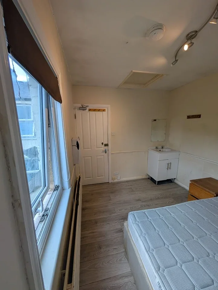 Room Dedworth Road in Windsor