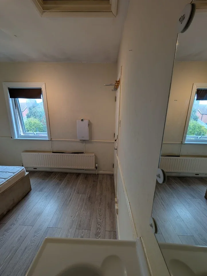 Room Dedworth Road in Windsor