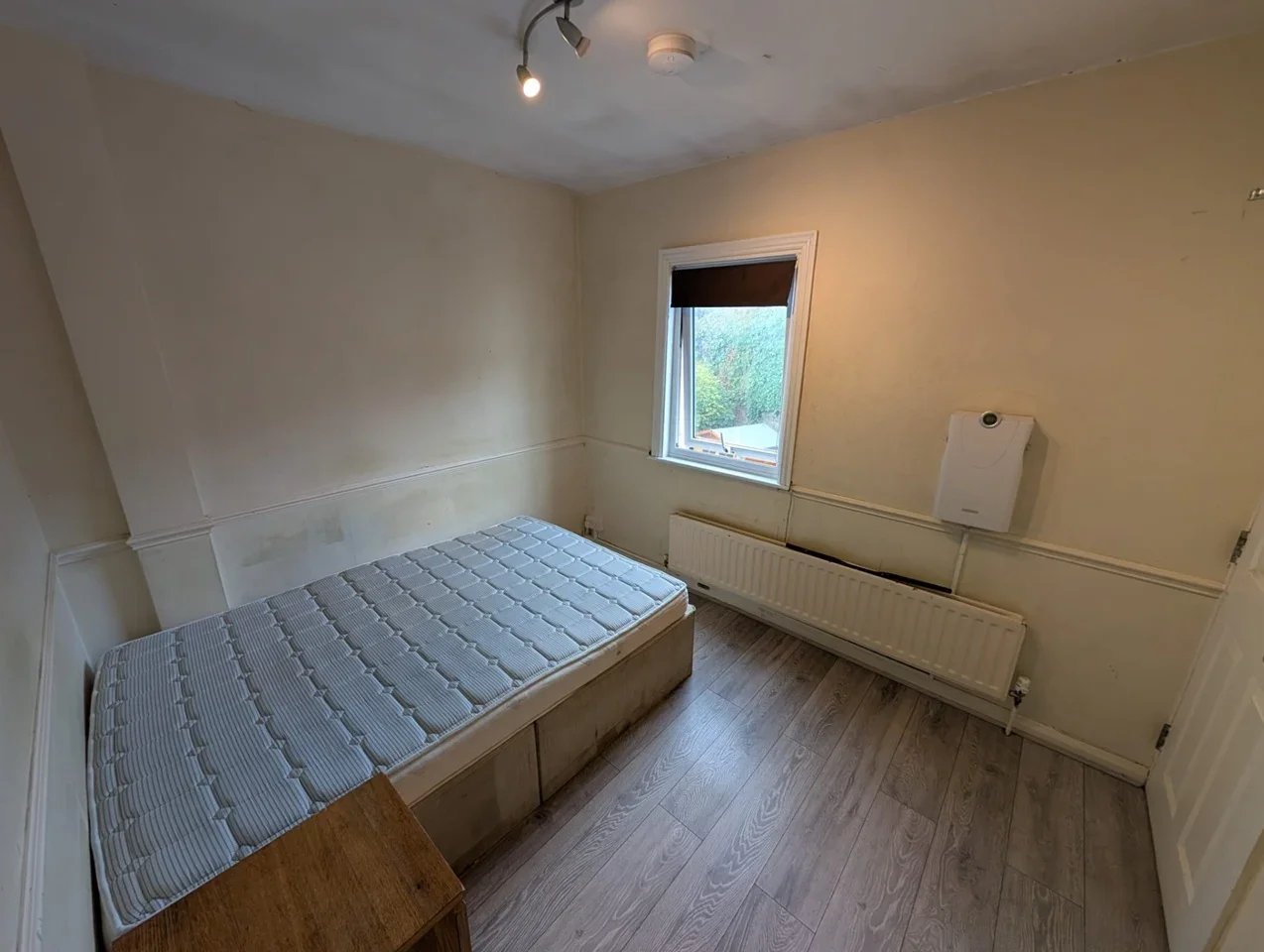 Room Dedworth Road in Windsor
