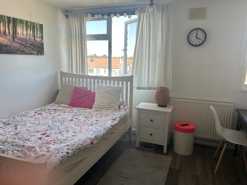 Room Granville Road in Greater London