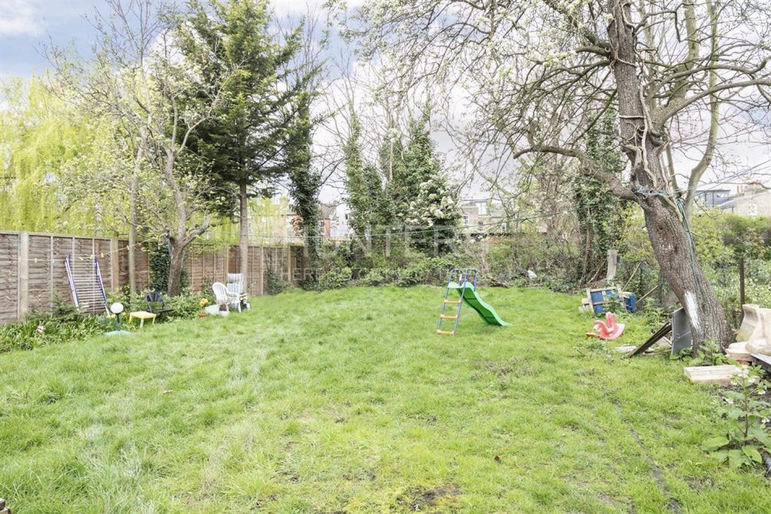Flat Lordship Park in Greater London