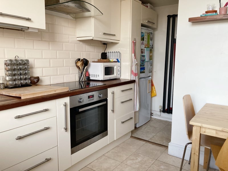 Flat Waverley Road in Bristol