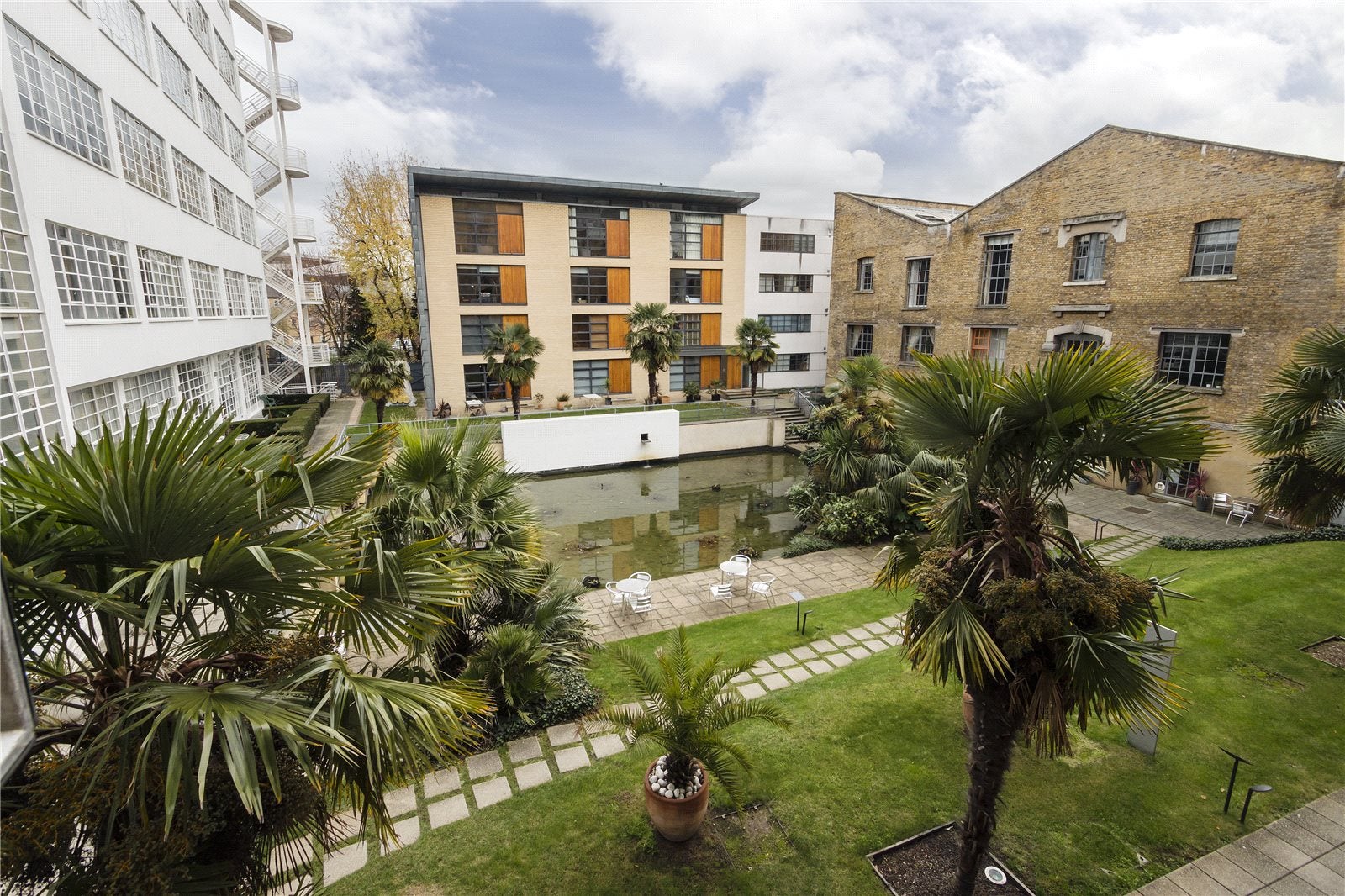 Flat Grange Road in Greater London