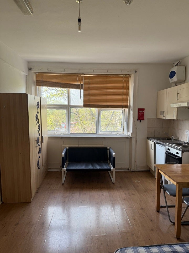 Room Pellatt Grove in Greater London