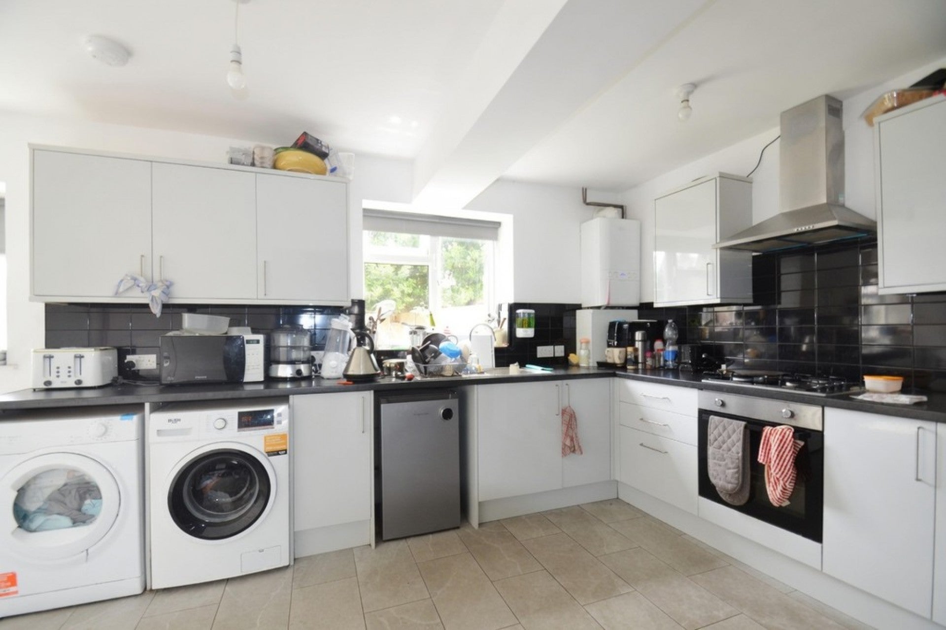 Room Ravensbourne Avenue in Borough of Spelthorne