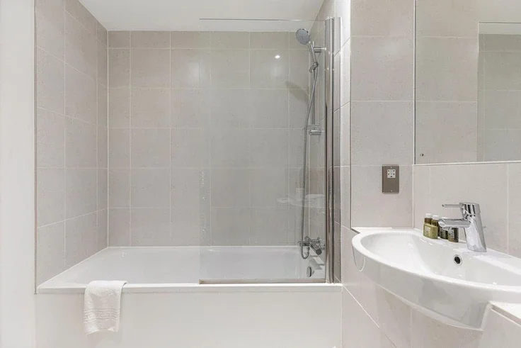 Flat Fountain Place in Greater London