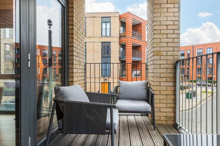 Flat Fountain Place in Greater London