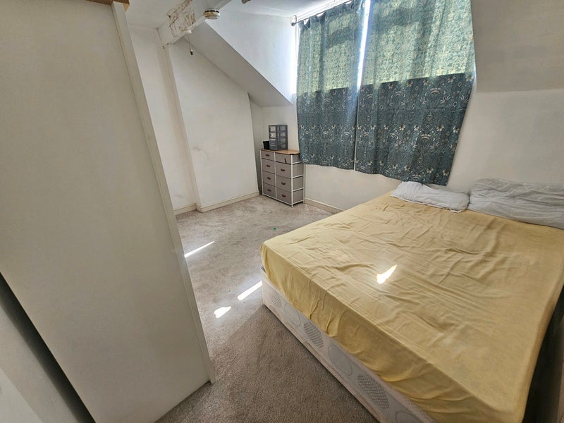 Room Harehills Lane in Leeds