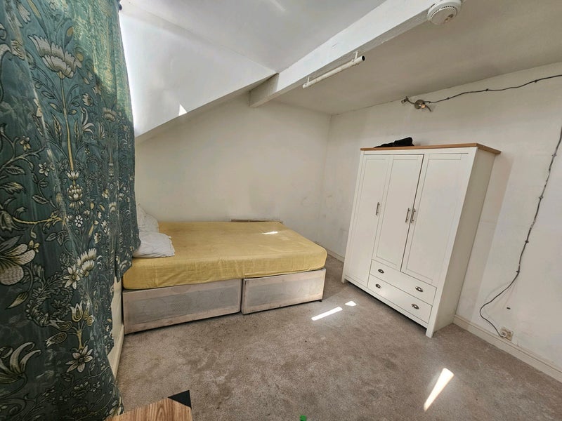 Room Harehills Lane in Leeds