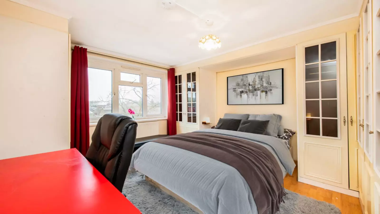Flat Telford Road in Greater London