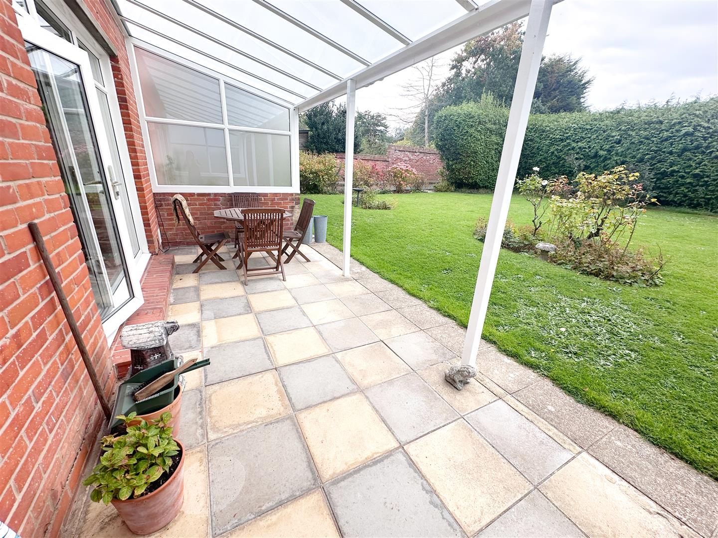 Flat Sutherland Avenue in Rother