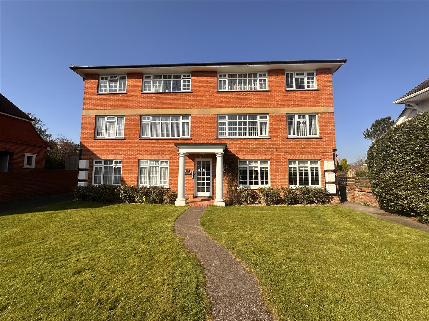 Flat Sutherland Avenue in Rother