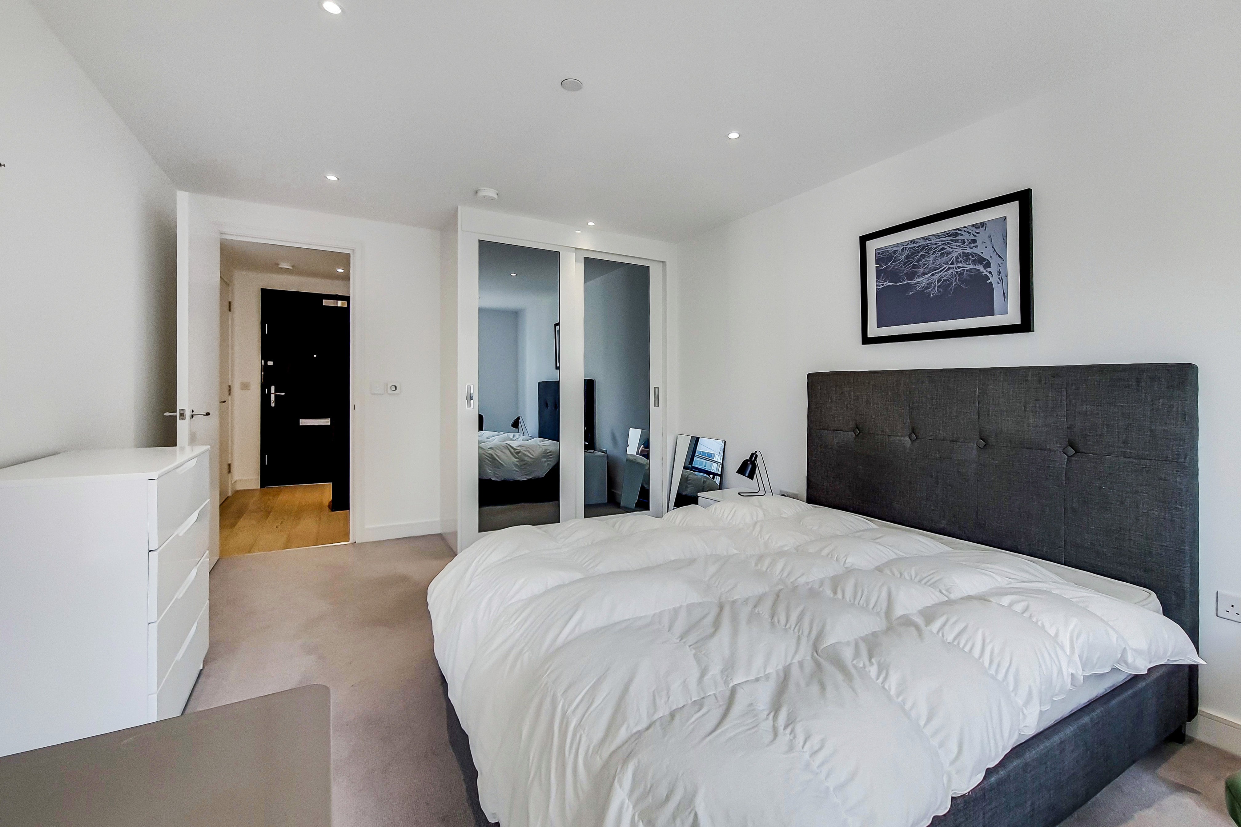 Flat Admirals Way in Greater London