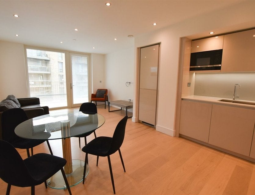 Flat Garnet Place in Greater London