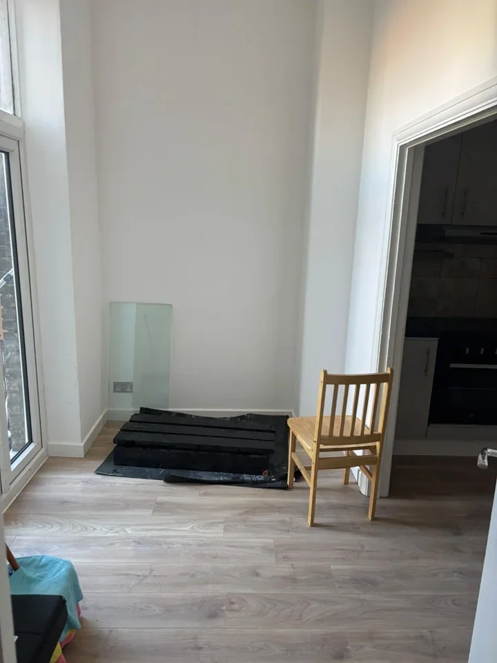 Flat Clapham High Street in Greater London