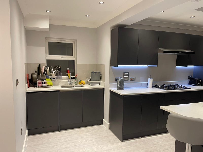 Room Ockley Road in Greater London