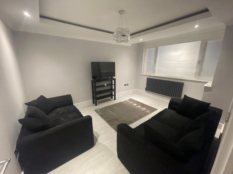 Room Ockley Road in Greater London