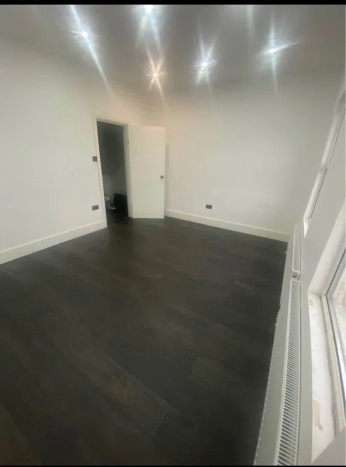 Room Whitehorse Road in Greater London