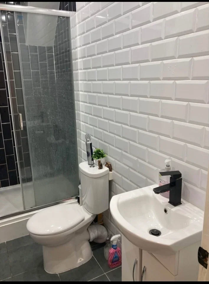 Room Whitehorse Road in Greater London