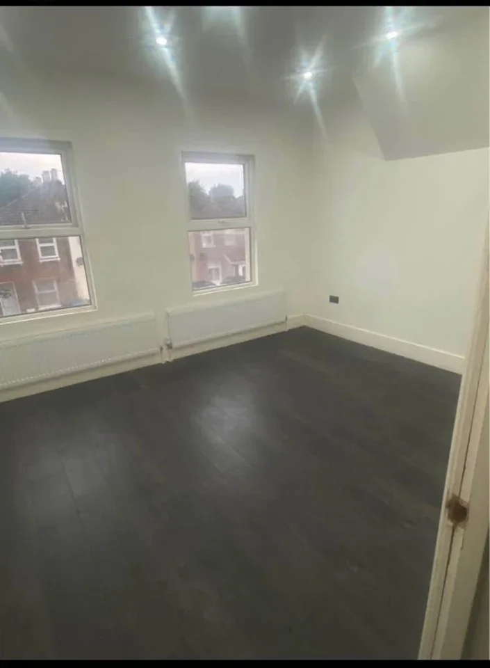 Room Whitehorse Road in Greater London