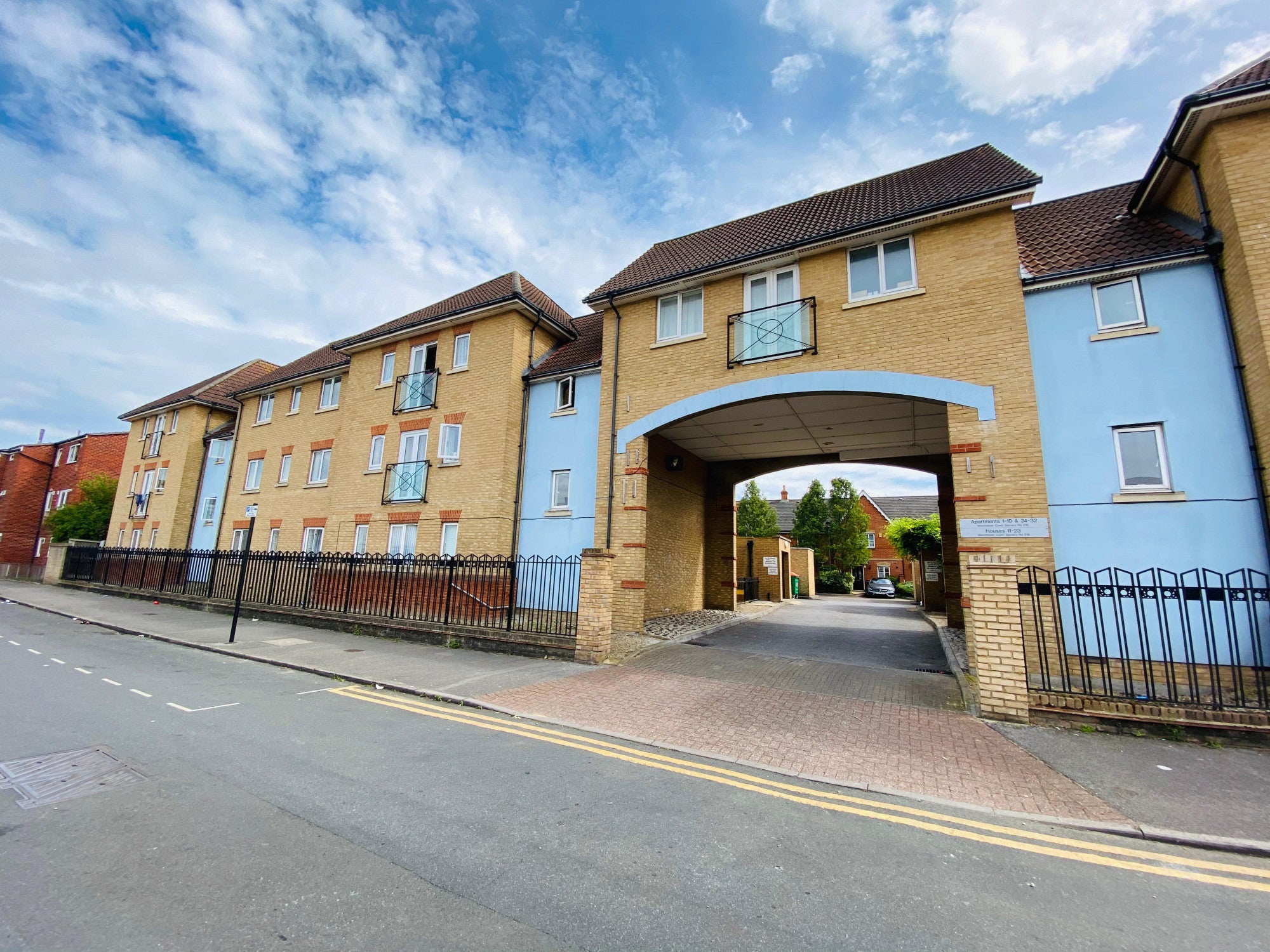 Flat Manchester Court in Greater London