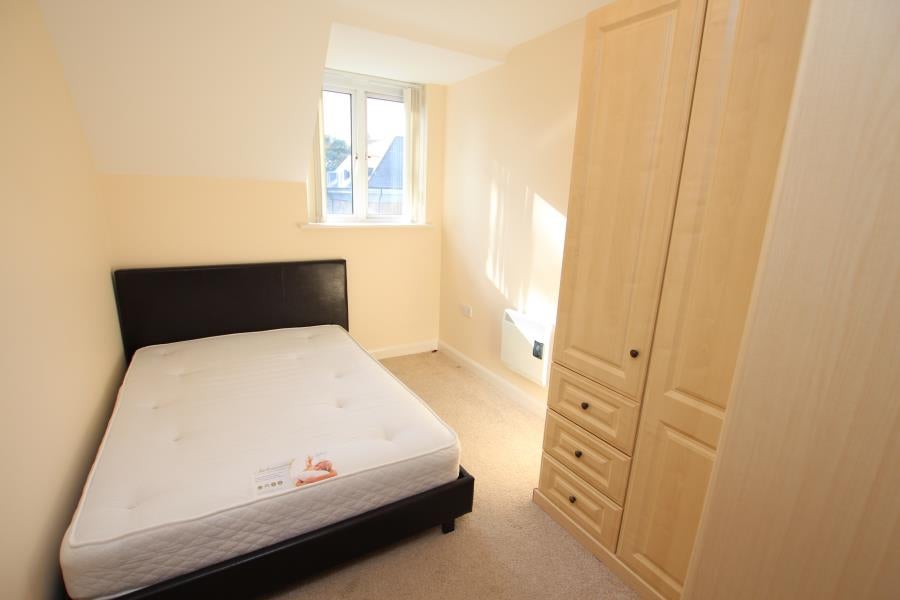 Flat Heathside Crescent in Woking