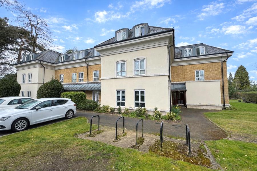 Flat Heathside Crescent in Woking
