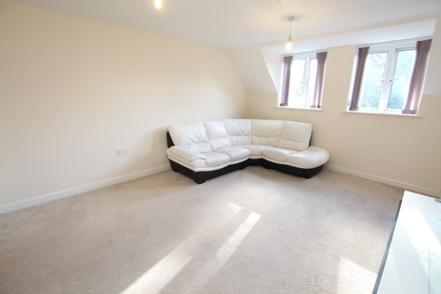 Flat Heathside Crescent in Woking