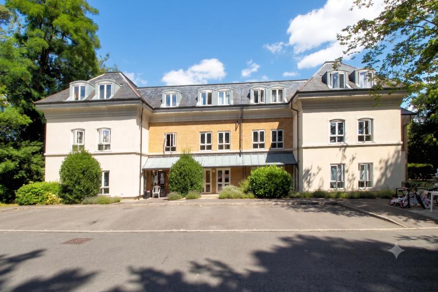 Flat Heathside Crescent in Woking
