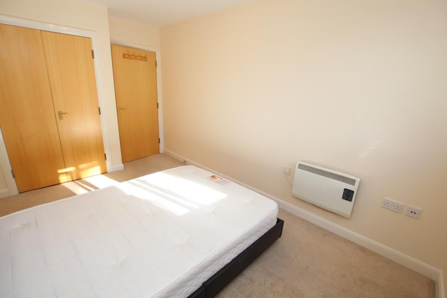 Flat Heathside Crescent in Woking