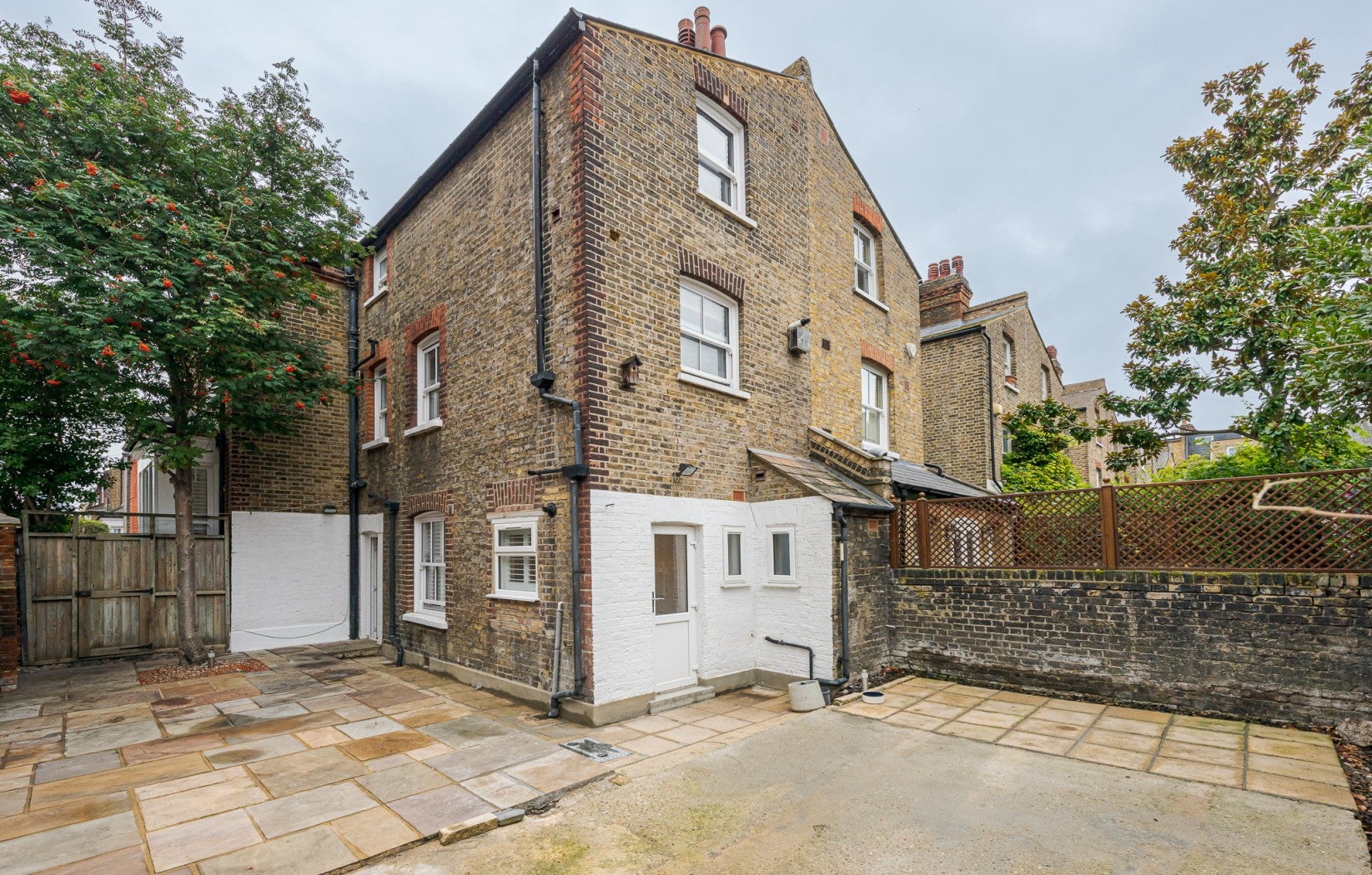 Flat Lurline Gardens in Greater London