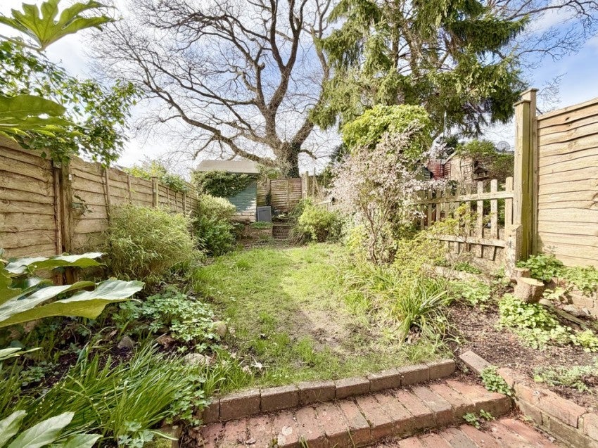 House Buckingham Way in Surrey Heath