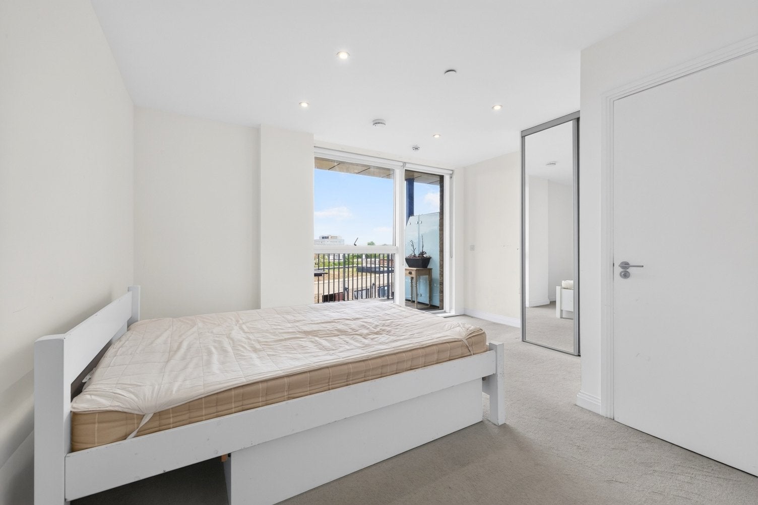 Flat Scena Way in Greater London
