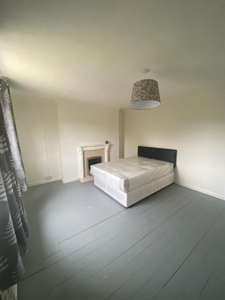 Room Longberrys in Greater London