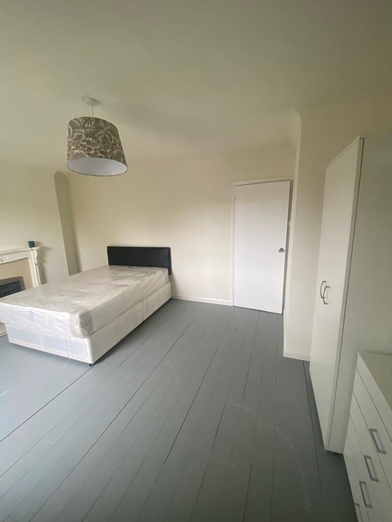 Room Longberrys in Greater London