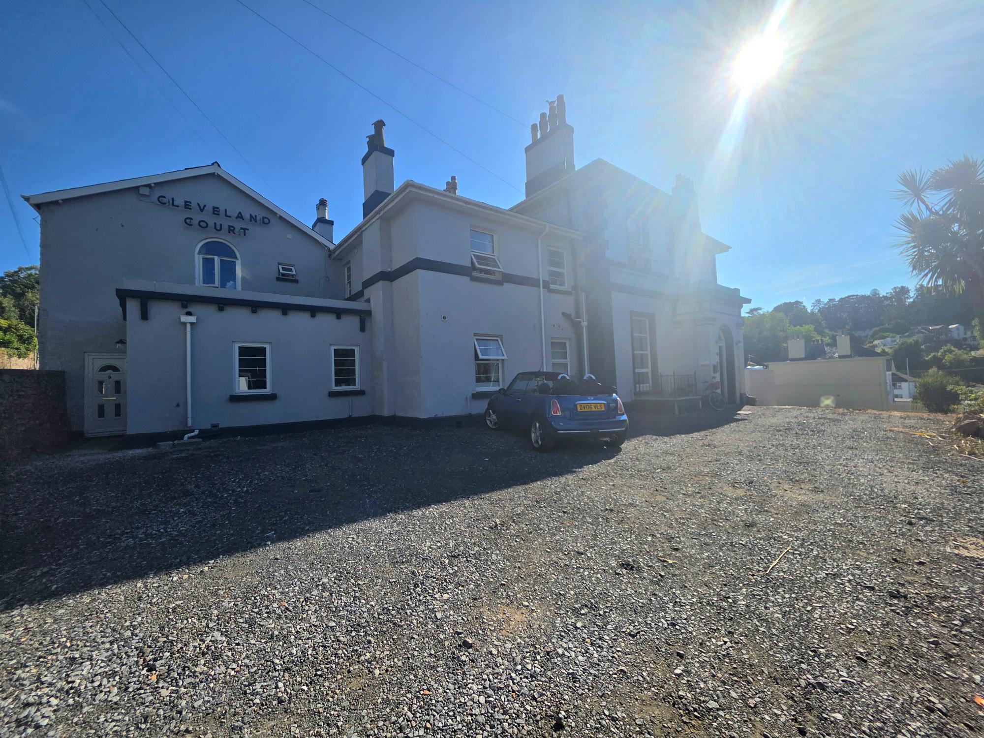 Flat Cleveland Road in Torquay