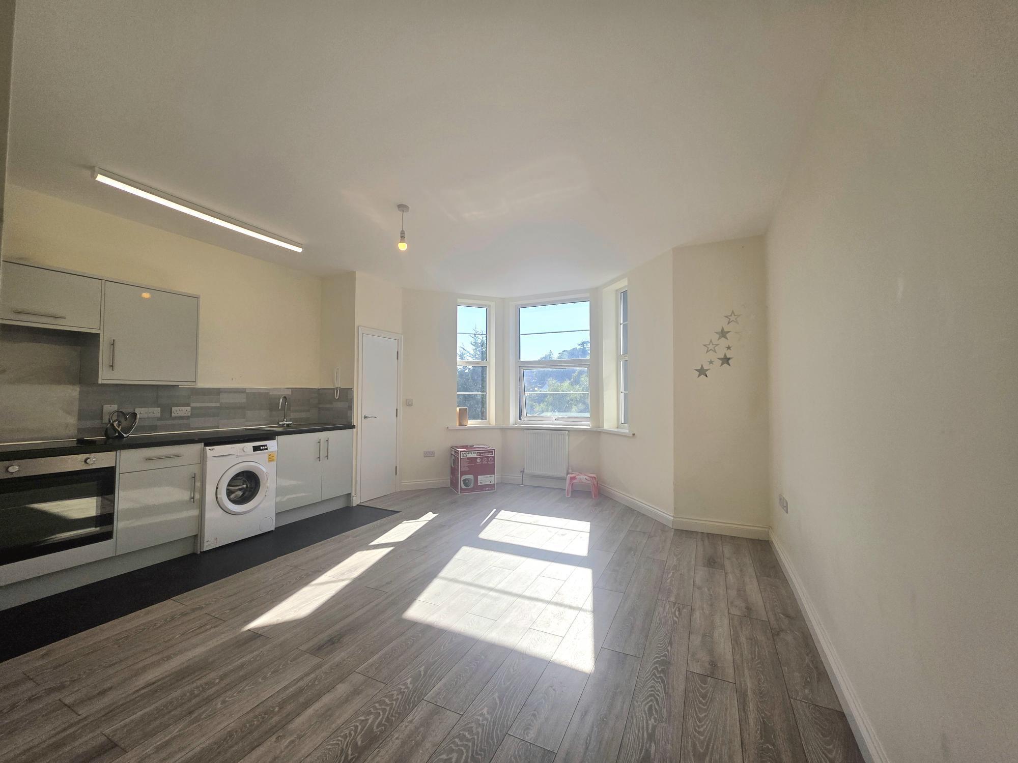 Flat Cleveland Road in Torquay