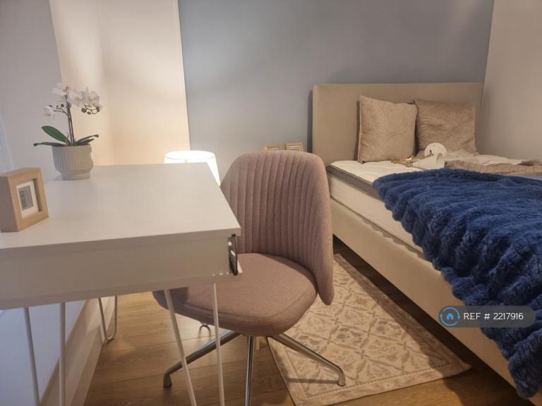 Room Pleasant Street in Swansea