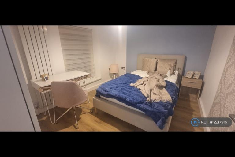 Room Pleasant Street in Swansea
