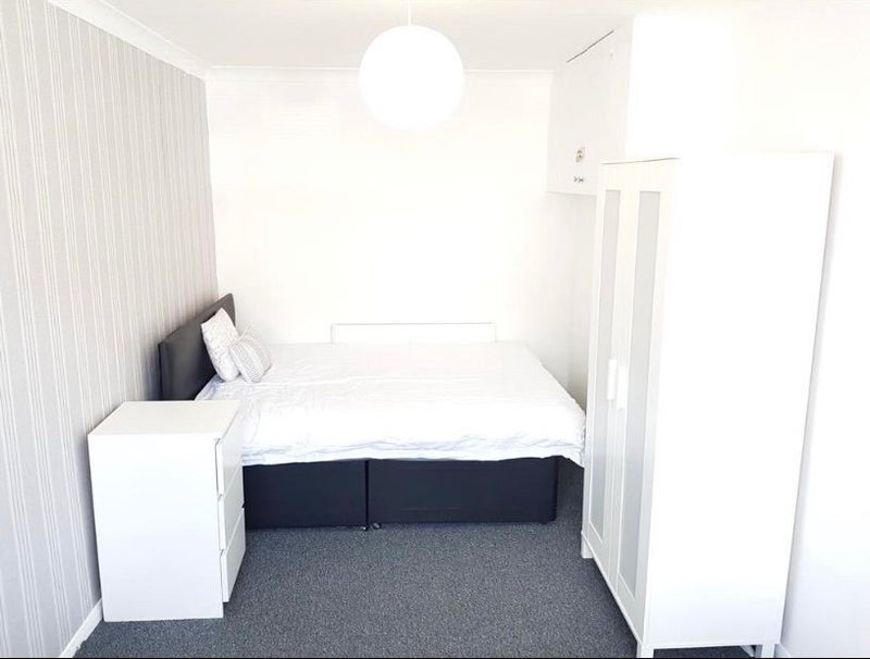 Room Sycamore Drive in Brentwood