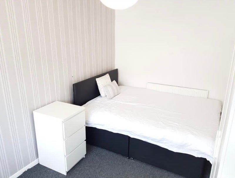 Room Sycamore Drive in Brentwood