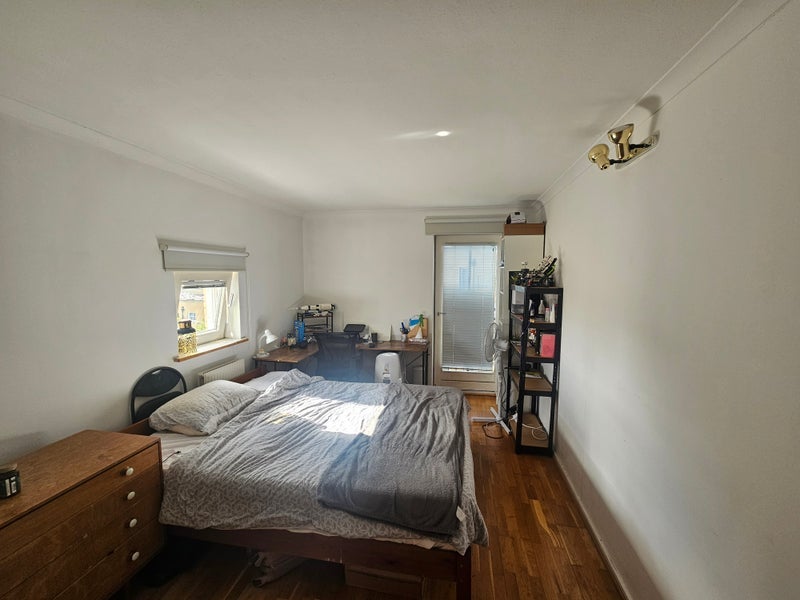 Room South Sea Street in Greater London