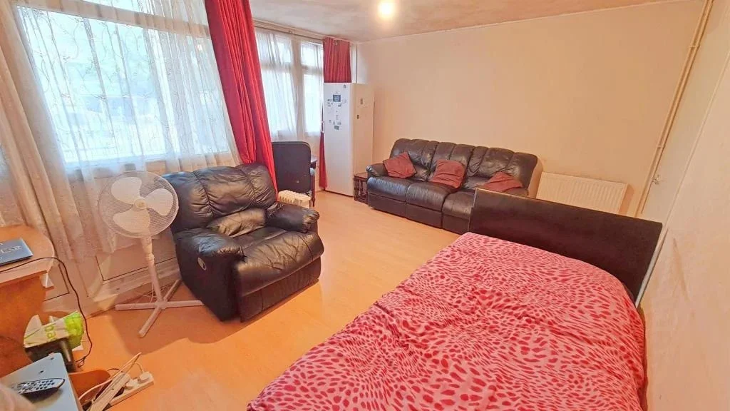 Flat Ballance Road in Greater London