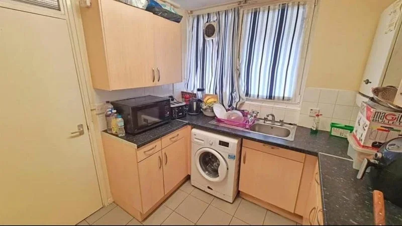 Flat Ballance Road in Greater London