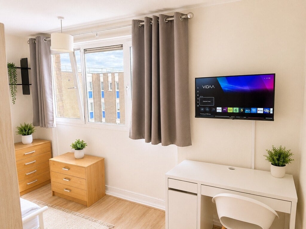 Room Gernon Road in Greater London