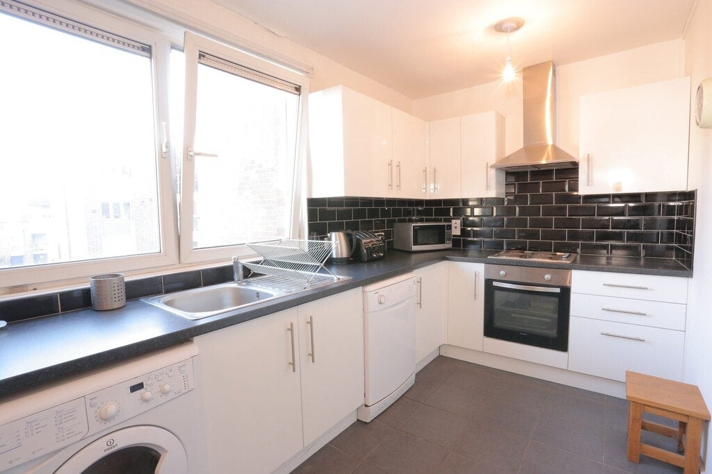 Room Gernon Road in Greater London