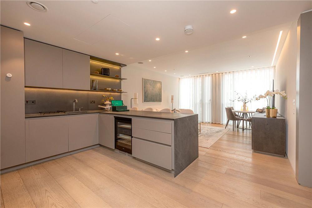 Flat Hill Street in City of Westminster